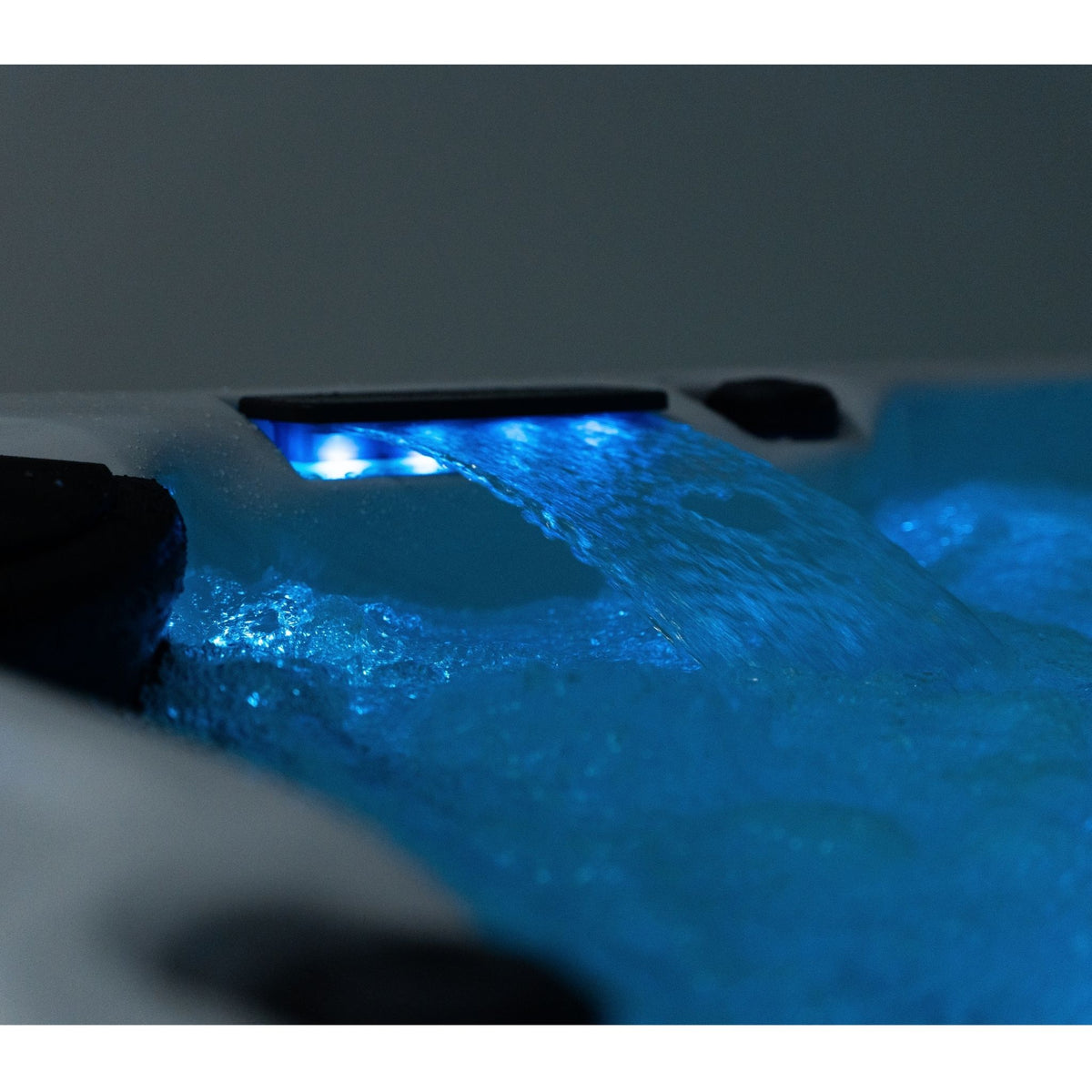 Aurelia Massima Hot Tub