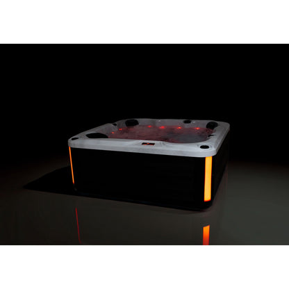 Aurelia Piazza Hot Tub